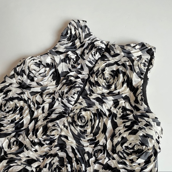 Pippa And Julie Dress - Picture 5 of 7